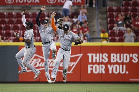 Marlins begin 3-game series with the Reds